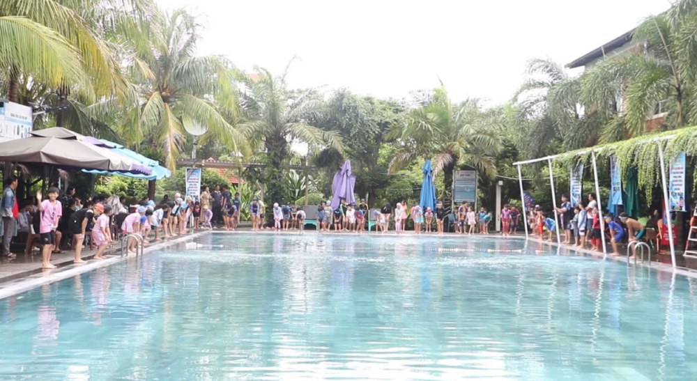 Free swimming class for children in Phu Quoc special zone. Photo: Nam Phuong/Phu Quoc Special Zone General Service Center