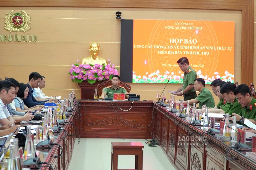 Thượng tá Bùi Việt Hùng - Phó Giám đốc Công an tỉnh Phú Thọ chủ trì buổi họp báo. Ảnh: Tô Công