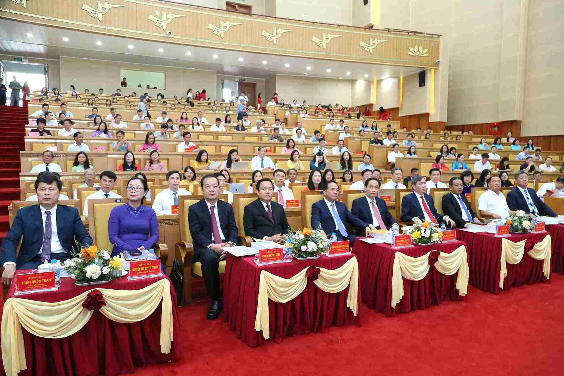 Các đồng chí lãnh đạo Đảng, Nhà nước, lãnh đạo tỉnh và các đại biểu dự Hội thảo. Ảnh: Cổng TTĐT tỉnh Hưng Yên