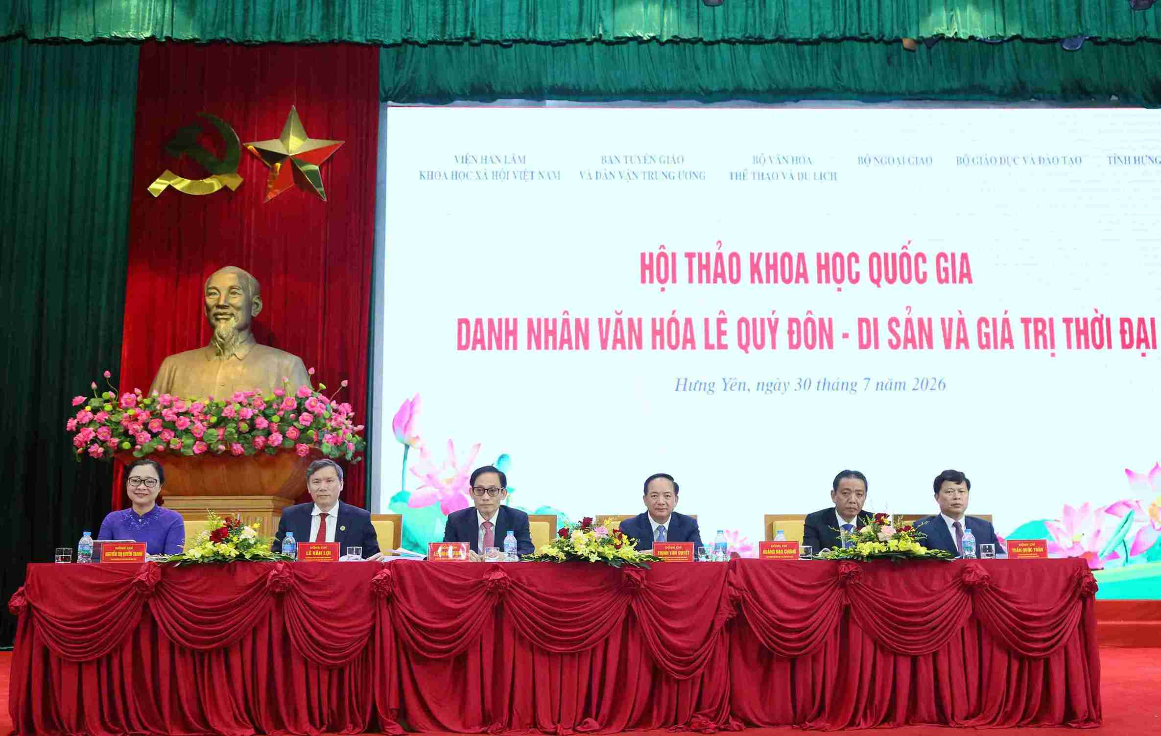 The delegation chairs and directs the national scientific conference "Cultural Figure Le Quy Don - Heritage and Value of the Era". Photo: Hung Yen Provincial e-Portal