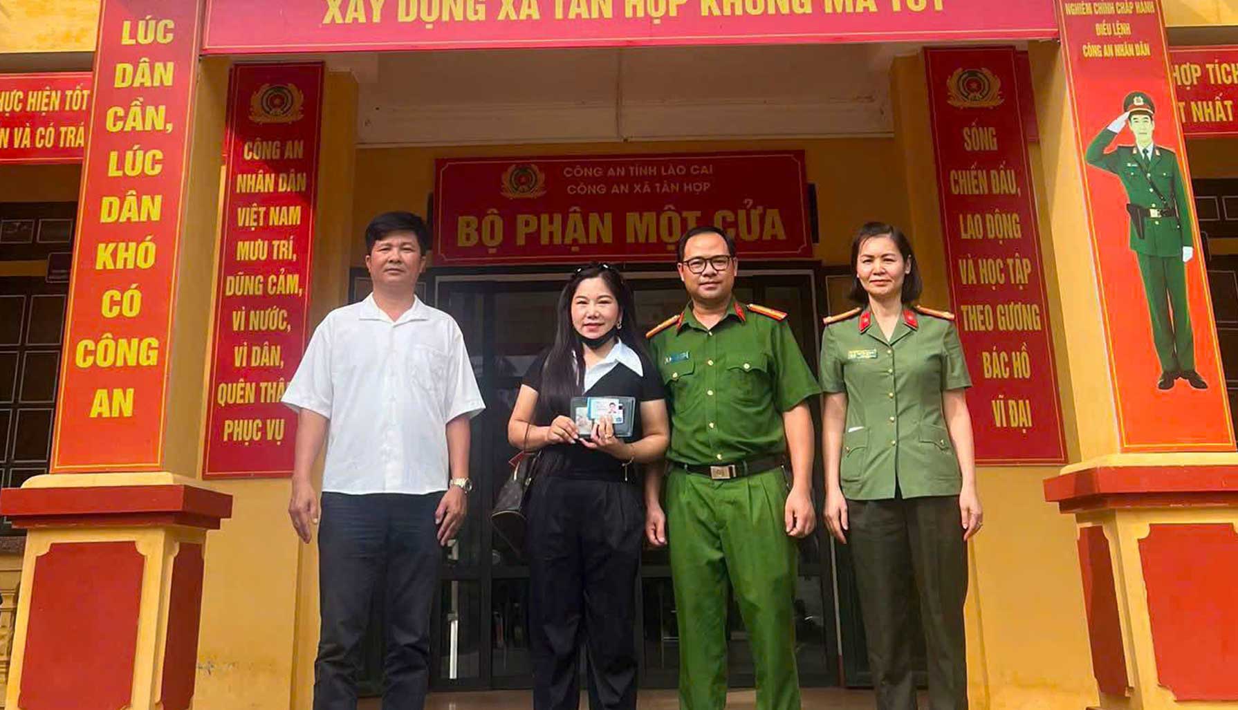 Returning property to the representative of the owner at the Tan Hop Commune Police headquarters. Photo: According to Lao Cai Provincial Police