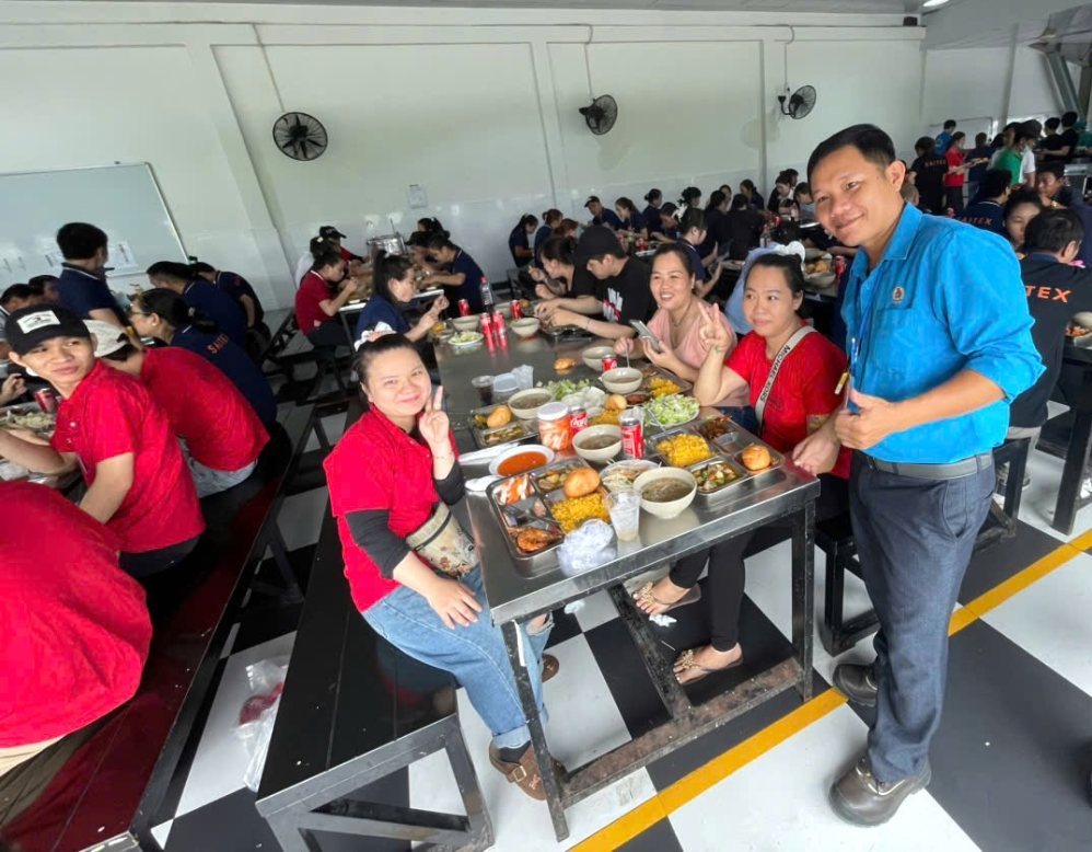 M. Lê Văn Bình - Président du syndicat de base de la société TNHH Saitex International Đồng Nai (debout) rend visite aux ouvriers au repas syndical. Photo: Syndicat de l'entreprise
