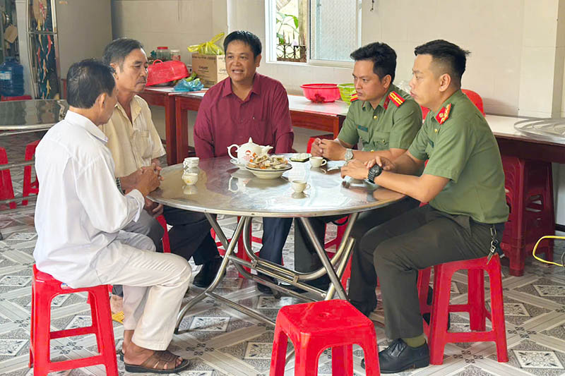 Nga Bay Ward Police (Can Tho City) meet, propagate, and mobilize people with prestige among ethnic minorities and religions in the area through a digital platform model. Photo: E-Portal of Can Tho City Police