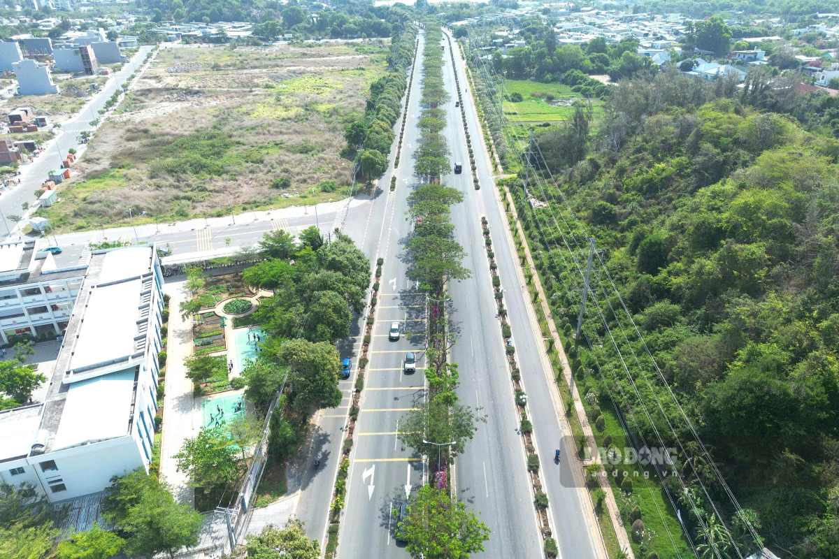 The project to remove the concrete auxiliary median strip to add 2 more car lanes on 3/2 street is being delayed. Photo: Thanh An