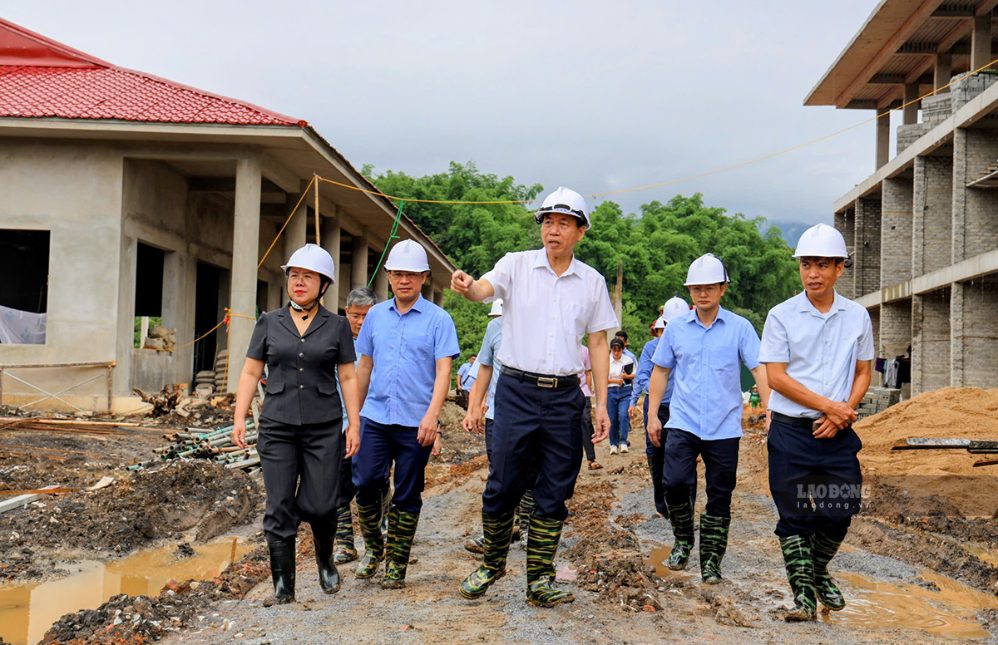 Chairman of Dien Bien Provincial People's Committee Le Van Luong inspects progress at the Nua Ngam Primary and Secondary Boarding School project. Photo: Thanh An