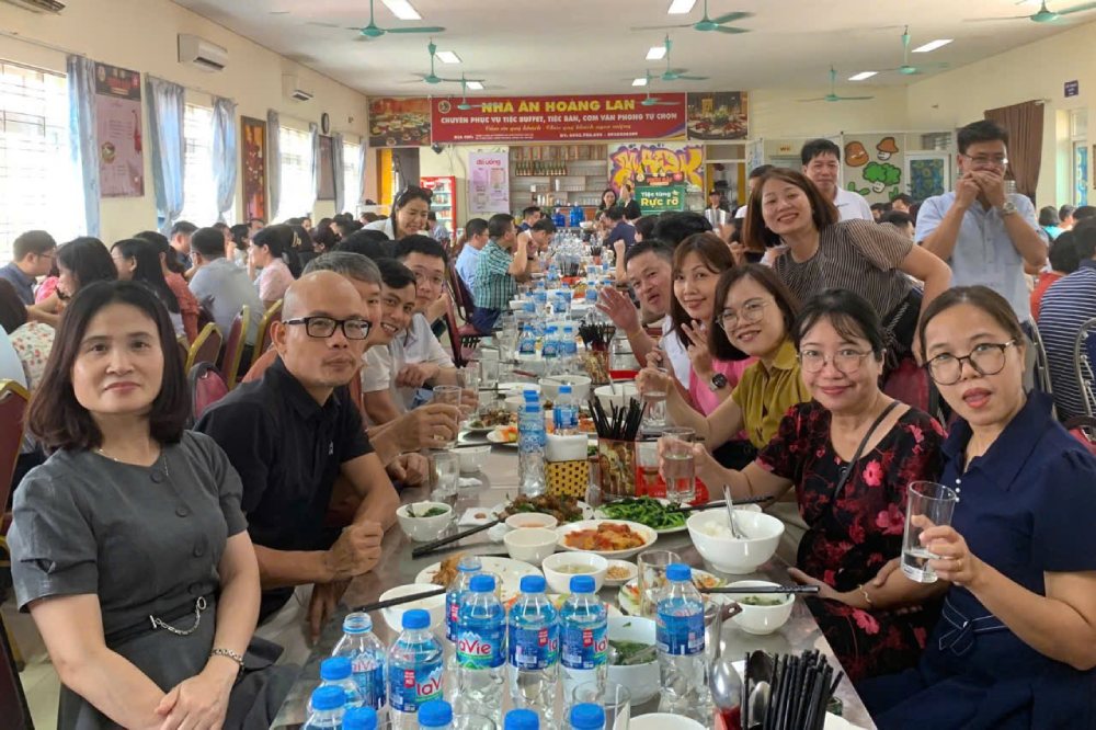 A large number of female officials, teachers, and workers participate in the Trade Union Meal organized by the Vietnam Education Union. Photo: Luong Ha - Vietnam Education Union