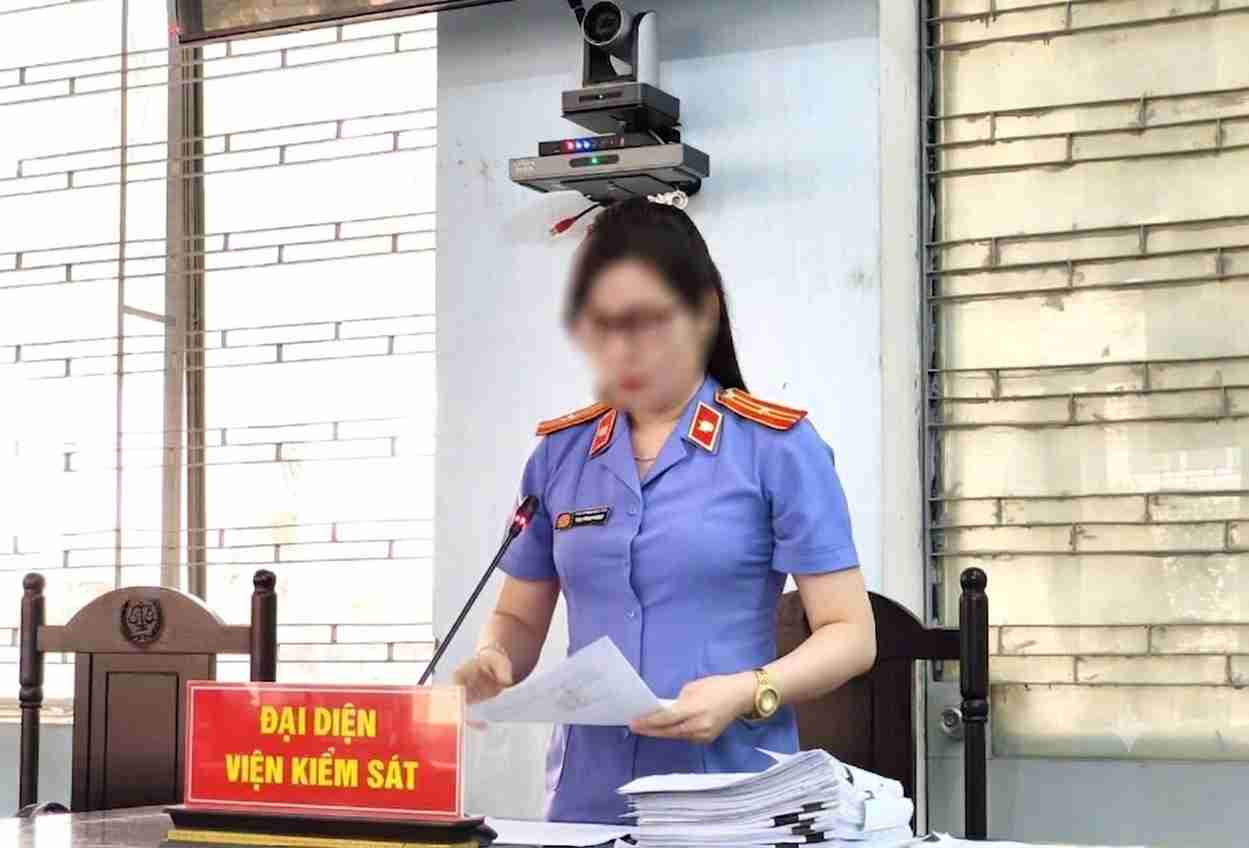 Kiểm sát viên đọc cáo trạng luận tội Lê Văn Long (nhân viên Chi nhánh Công ty Cổ phần Thực phẩm Miền Bắc tại Đắk Lắk) sau khi có hành vi tham ô tài sản. Ảnh: VKSND tỉnh Đắk Lắk