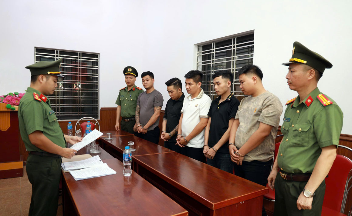Cơ quan An ninh điều tra tống đạt quyết định khởi tố đối với các bị can. Ảnh: CA Lào Cai