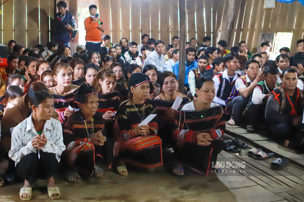 Vinh Son Commune Party Committee (Gia Lai) propagates and mobilizes people in O2 village to raise their vigilance against distorted arguments of hostile forces. Photo: Hoai Phuong