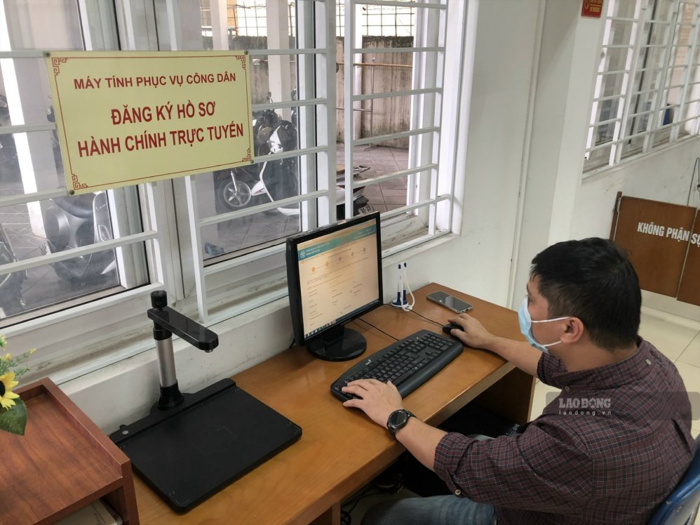 The Ministry of Home Affairs responds to questions about the authority to determine equivalent positions of commune-level officials. Photo: Huong Nha