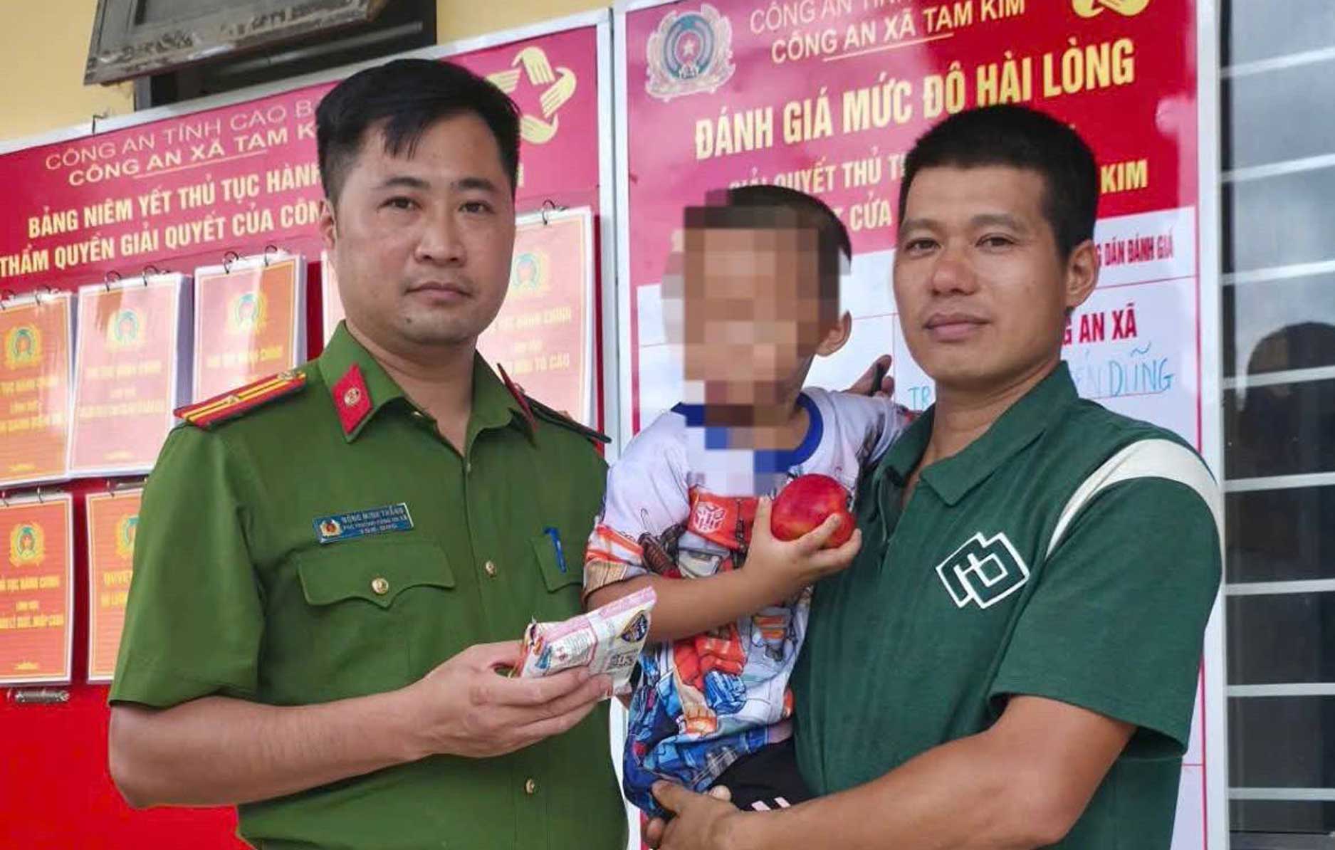 Tam Kim Commune Police proceeded to hand over the baby to his family. Photo: Cao Bang Provincial Police