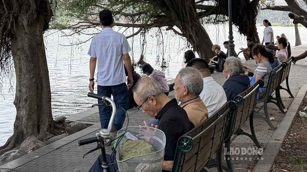 The age and level of pension benefits for people without pensions are of public concern. Photo: Giang Linh