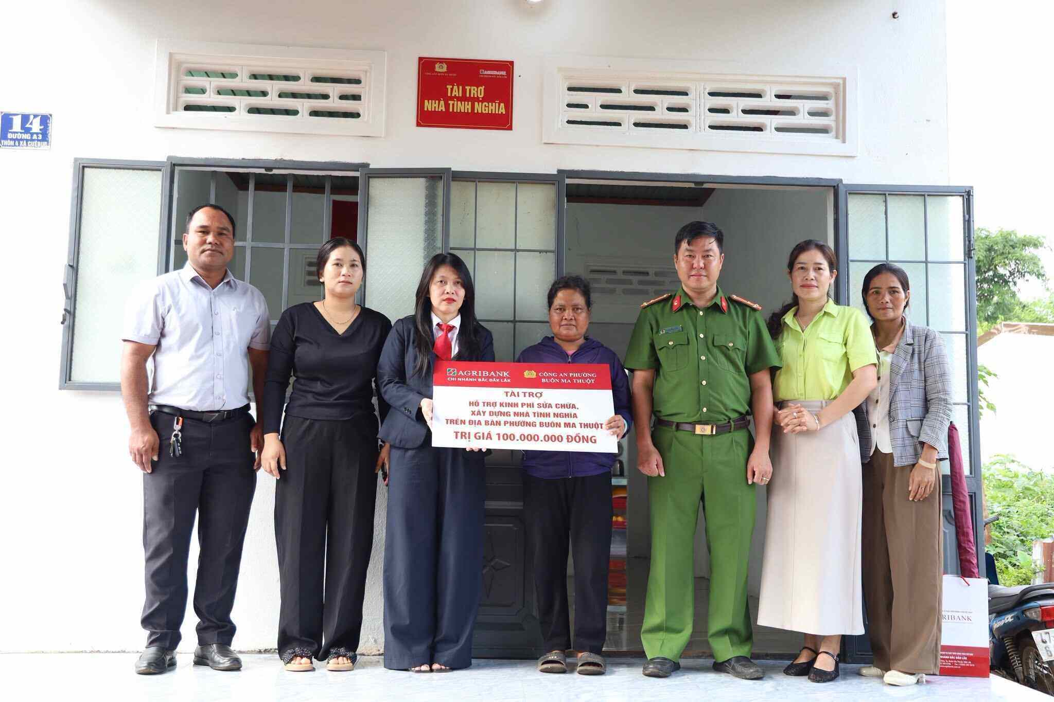 Buon Ma Thuot Ward Police (Dak Lak province) coordinated with Agribank Bac Dak Lak Branch to hand over a gratitude house to the family of Ms. H Buih Ênuôl. Photo: Police provided