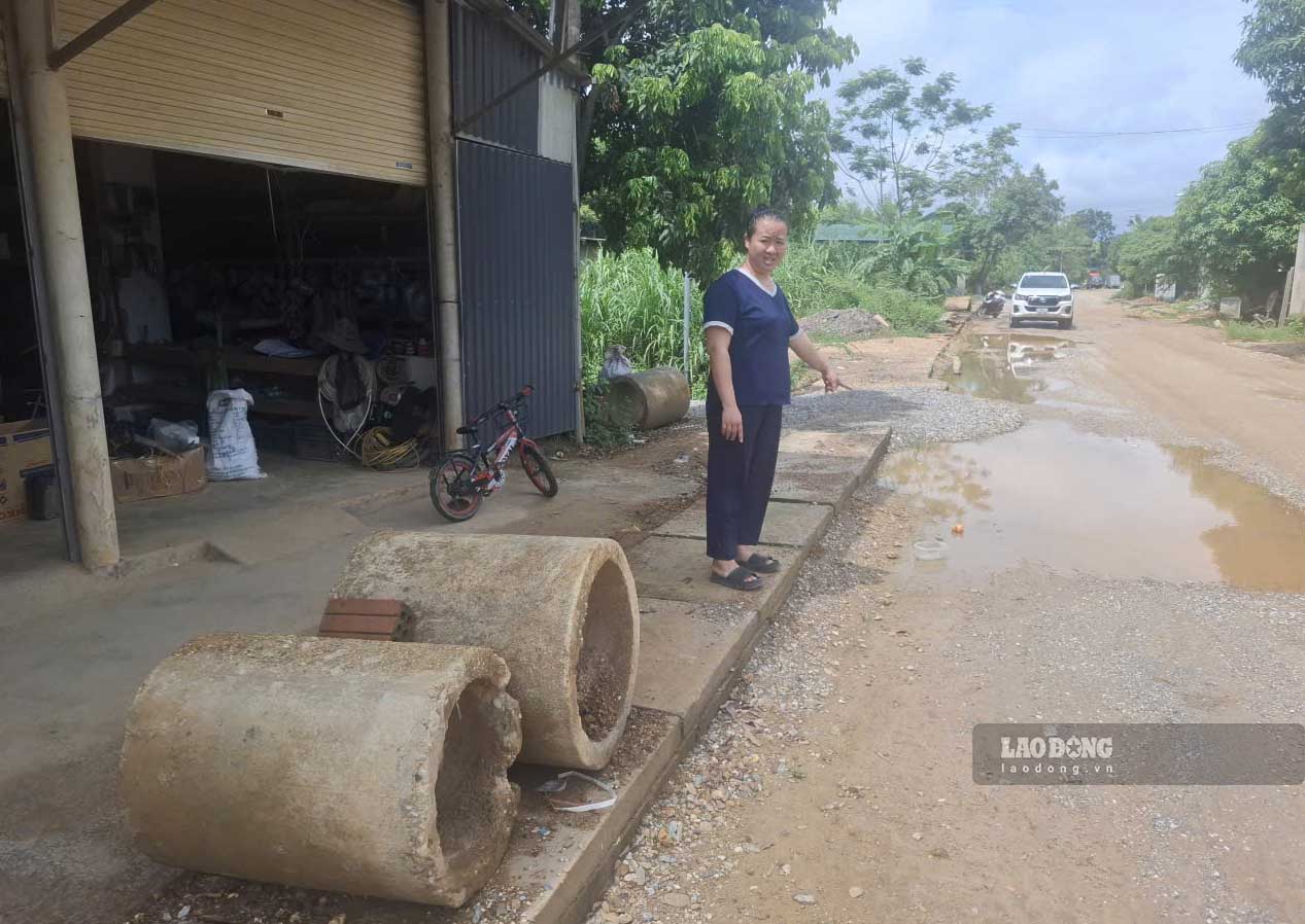 Tuyến đường 100 tỉ đồng thi công chậm tiến độ, người dân khốn khổ vì nắng bụi, mưa lầy