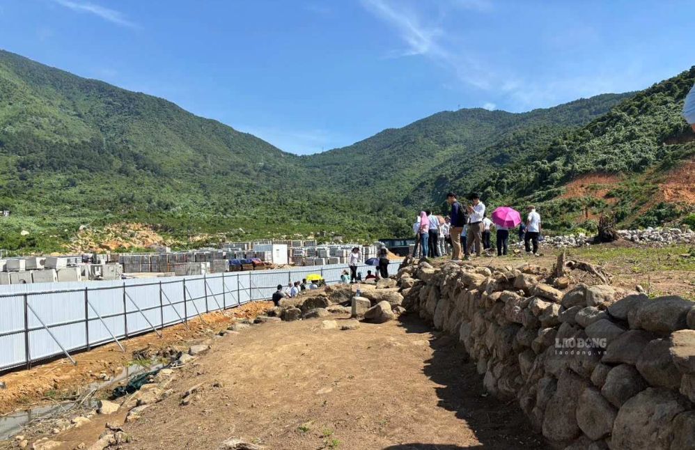 La delegación inspecciona los sitios históricos al pie del paso de Hải Vân, Đà Nẵng, en la mañana del 30 de julio. Foto: Dr. Lưu Anh Rô