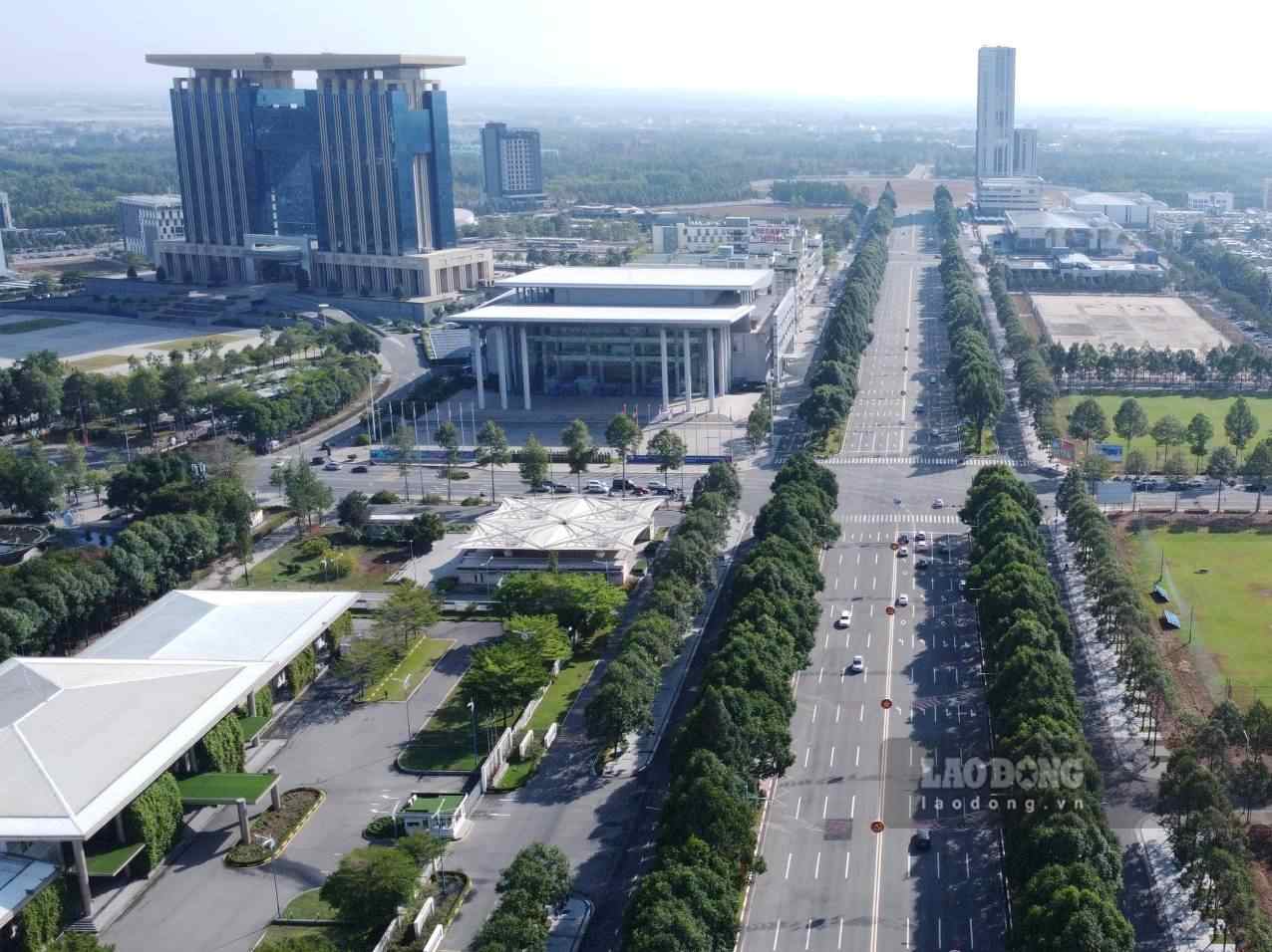 Điểm khoan khảo sát địa chất được thực dải phân cách đường Hùng Vương. Ảnh: Đình Trọng