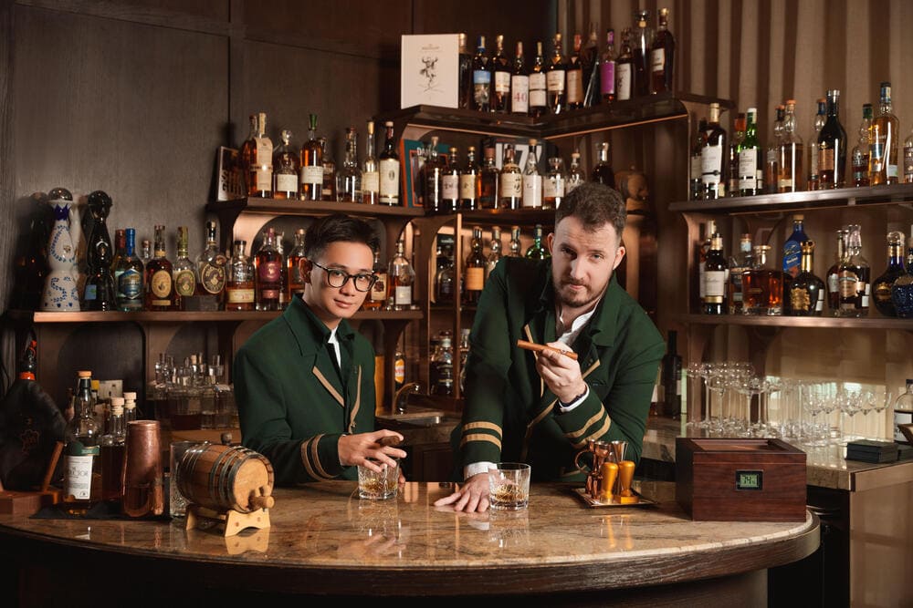Bartender Patrick (trái) và quản lý bar Sean Halse (phải). Ảnh: Ban tổ chức
