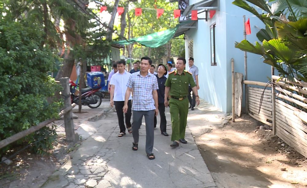 Bí thư Đảng ủy và Chủ tịch UBND cùng Trưởng Công an phường Hạc Thành, tỉnh Thanh Hóa trực tiếp đi kiểm tra công tác quản lý tại công viên Hồ Thành khu vực I và Hồ Đồng Chiệc. Ảnh: UBND phường Hạc Thành cung cấp