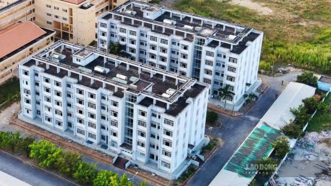 Two buildings belonging to the Bac Lieu Student Housing Area were handed over to Bac Lieu University after many years of abandonment. Photo: Nhat Ho.