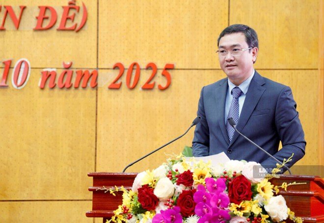 Chairman of Lang Son Provincial People's Committee Nguyen Canh Toan has just signed a decision on the assignment of work of the Chairman and Vice Chairmen of the Provincial People's Committee. Photo: Khanh Linh