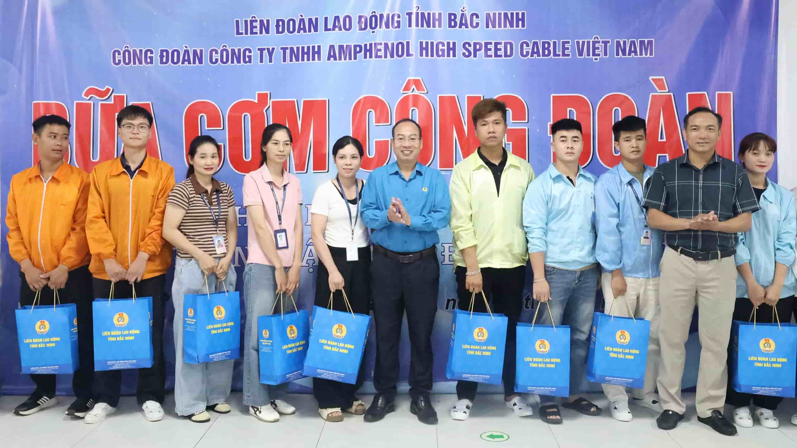 Mr. Le Duc Tho and leaders of Xuan Cam commune present gifts to union members and workers in difficult circumstances. Photo: Quyet Chien/Bac Ninh Provincial Labor Federation.