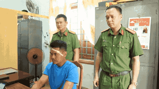 Emergency arrest of a man who used a machete to injure 2 police officers. Photo: Tran Khoi