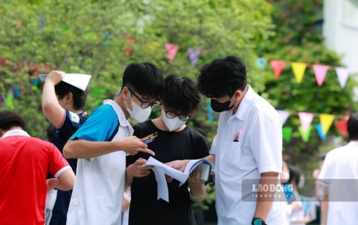A más tardar antes de las 17:00 horas del 13 de agosto de 2026, las escuelas deben completar el anuncio de las notas de corte. Foto: Hai Nguyen