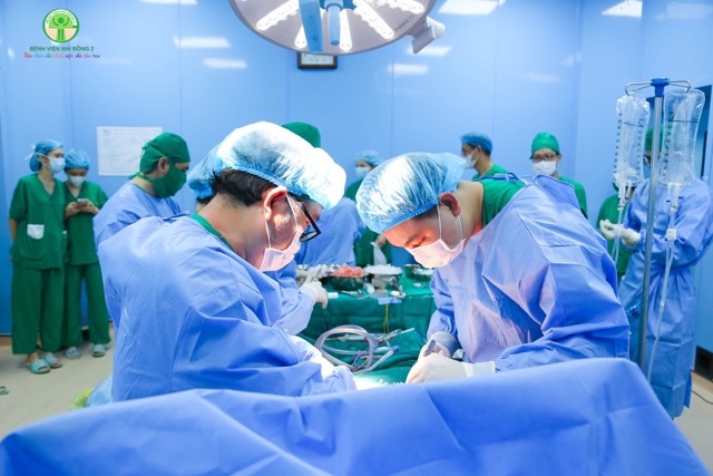 Los médicos realizan un trasplante de riñón al paciente pediátrico después de recibir el riñón donado. Foto: Fuente Hospital Infantil 2
