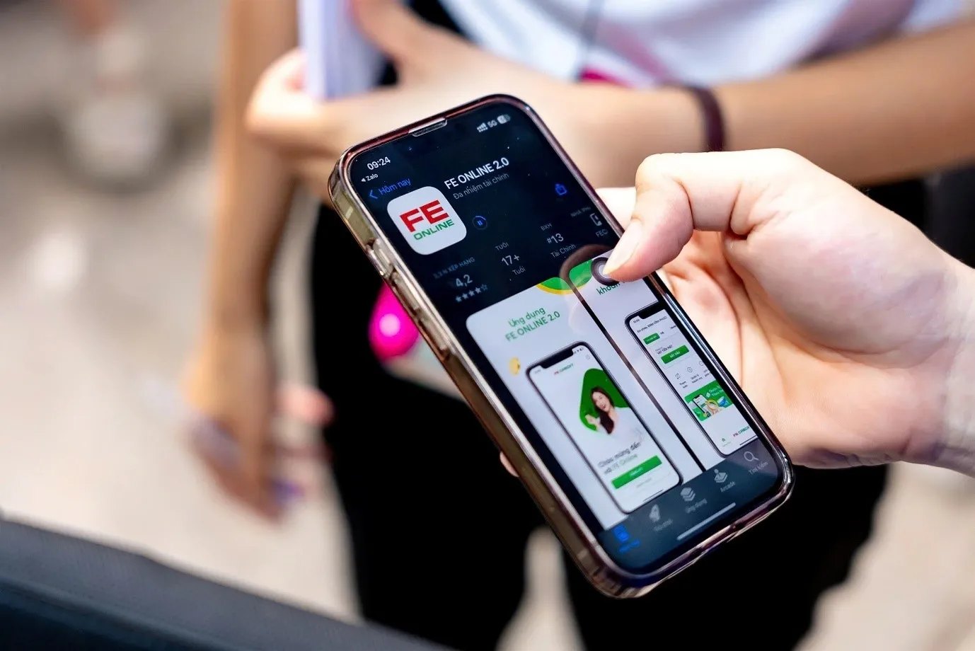 Khánh hàng dễ dàng tìm hiểu và đăng ký ngay trên ứng dụng FE ONLINE 2.0. Ảnh FE CREDIT.