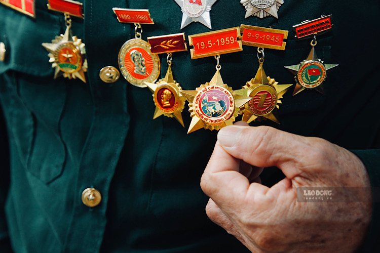 Bộ Quốc phòng phản hồi kiến nghị chế độ cho cựu quân nhân Trường Sơn, dân công hỏa tuyến. Trong ảnh có Kỷ niệm chương "Chiến sỹ Trường Sơn - đường Hồ Chí Minh anh hùng". Ảnh: Công Sáng
