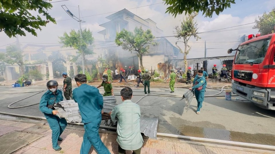 The Fire and Rescue Police force of Vinh Long Provincial Police urgently extinguished the fire at the wood workshop that occurred on the afternoon of July 30. Photo: Vinh Hien