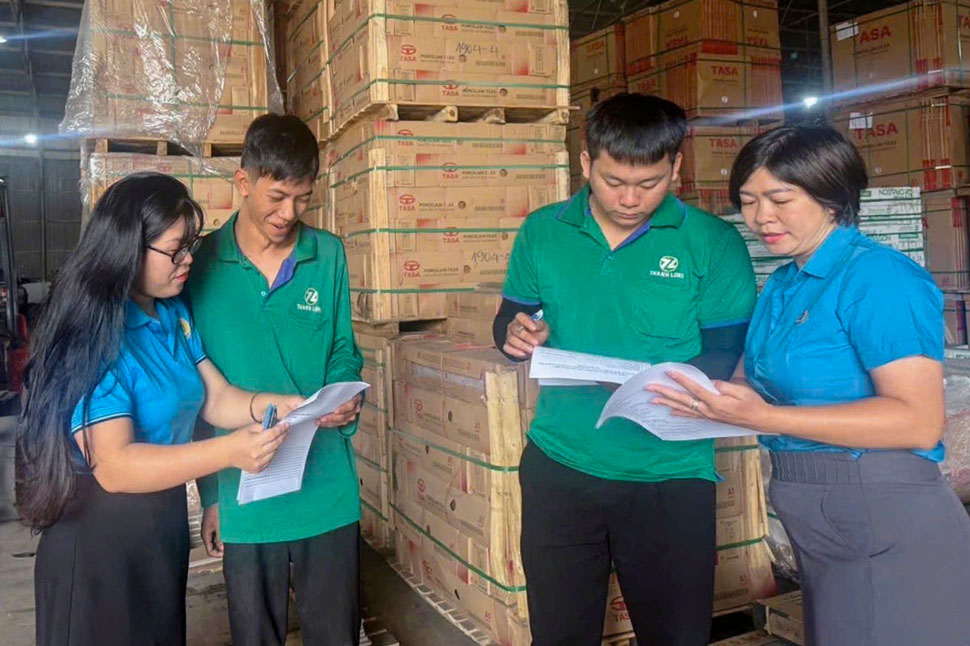 Le syndicat du quartier de Dien Hong enquête sur les opinions des membres du syndicat et des travailleurs de l'entreprise. Photo: Syndicat du quartier de Dien Hong