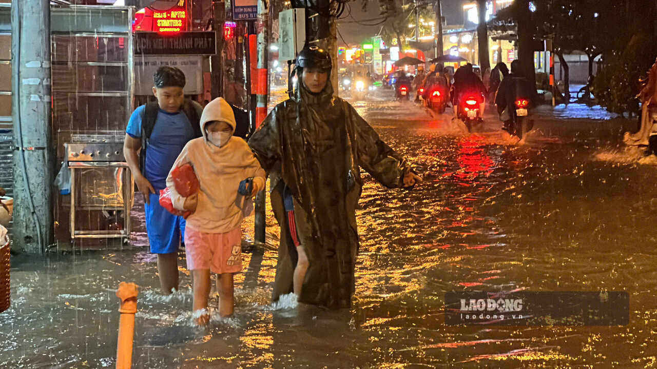 The rain caused flooding on Nguyen Thi Dinh street. Photo: Nhu Quynh.