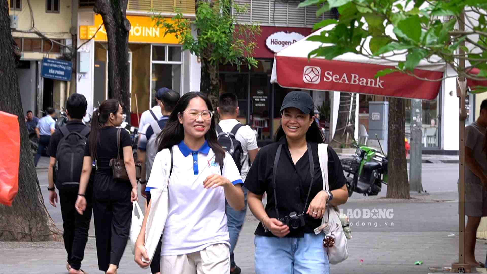 Hanoi youth take international tourists to explore the Capital with free tours. Photo: An Phuong