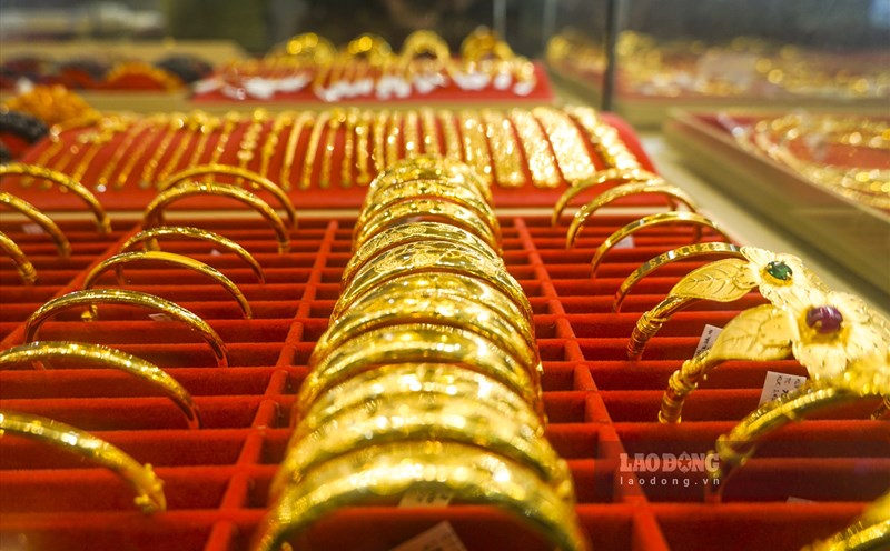 Gold prices simultaneously fell in the last trading session of the week. Photo: Phan Anh