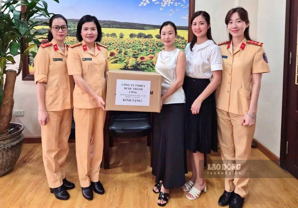 La police de la circulation de Lào Cai reçoit 500 kits de test de drogue. Photo: Quỳnh Trang