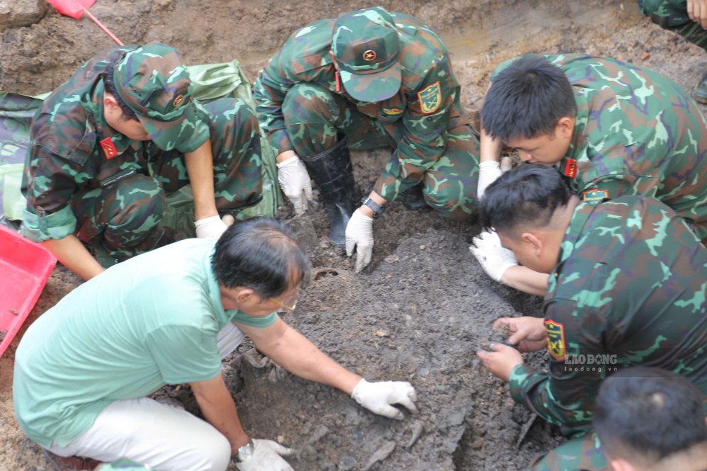 After more than 1 month, Ho Chi Minh City repatriated 155 sets of remains of martyrs at Le Thi Rieng Park. Photo: Anh Tu