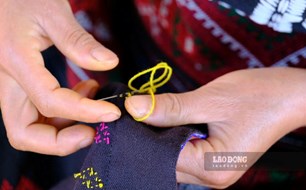 Ghé Sa Pa, người trẻ thích thú với các sản phẩm thêu độc đáo