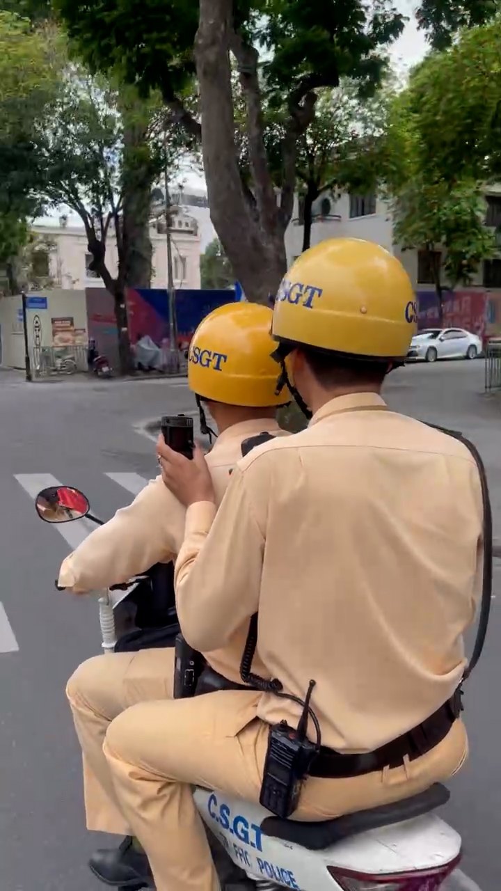 La police de la circulation de Hanoï patrouille et utilise des caméras professionnelles pour enregistrer les véhicules stationnés illégalement