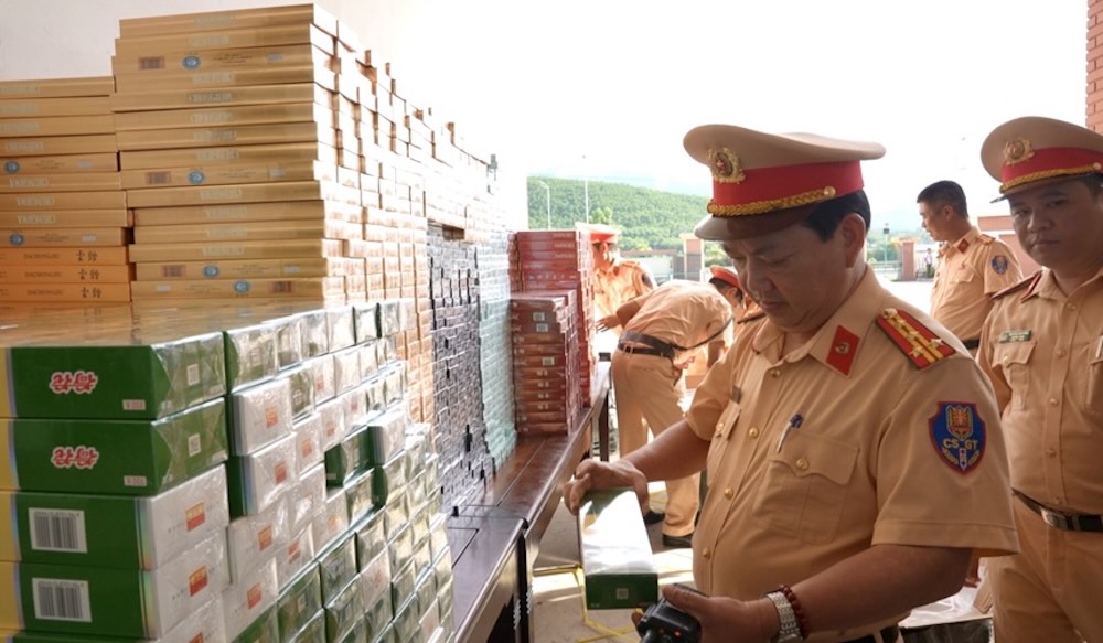 Lực lượng chức năng kiểm tra khoang hàng phát hiện hơn 27.000 bao thuốc lá có nguồn gốc từ nước ngoài. Ảnh: Công an TP Huế