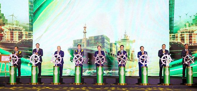 Delegates press the button to start the Hai Phong City Free Trade Zone. Photo: Mai Chi