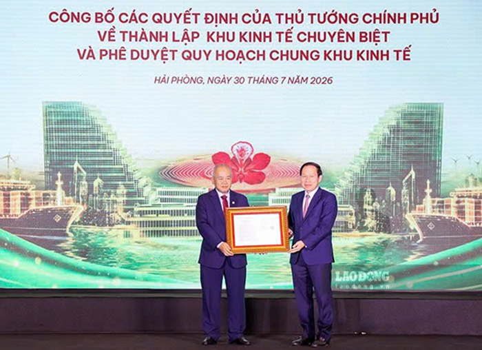 Phó Thủ tướng Lê Tiến Châu trao quyết định thành lập Khu Kinh tế chuyên biệt TP Hải Phòng cho Chủ tịch UBND TP Đỗ Thành Trung. Ảnh: Mai Chi