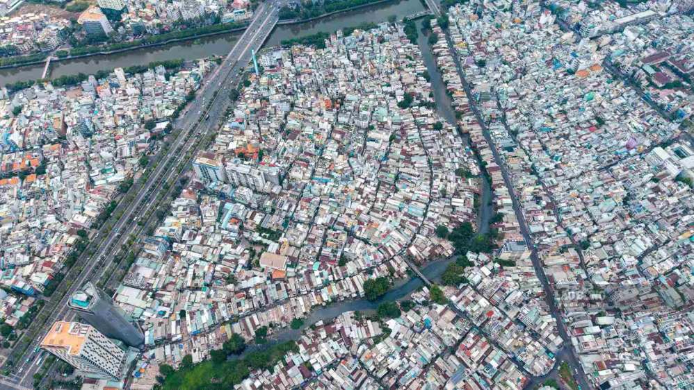 Gia Dinh ward is only 2.76 km2 wide but has nearly 126,000 people, about 6 times the minimum level. Photo: Anh Tu