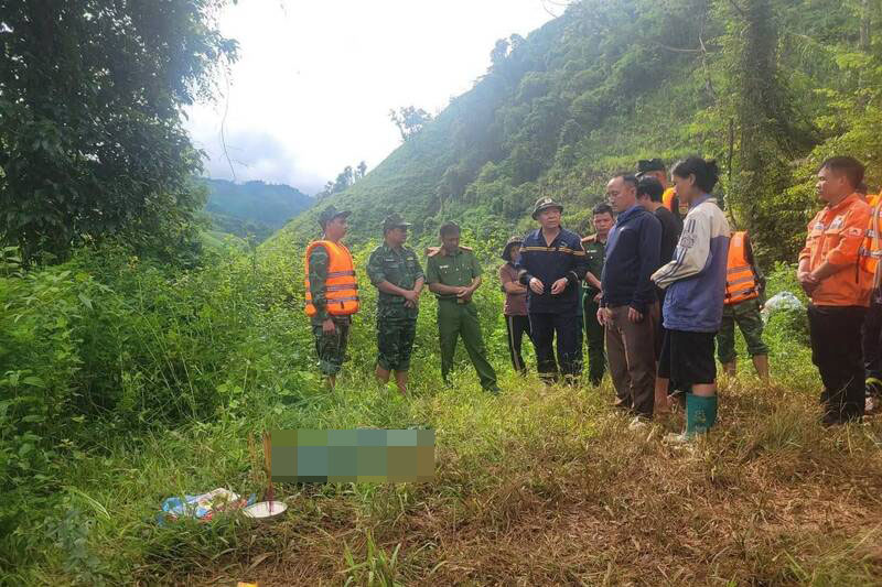 Les forces de l'ordre de la commune de Chiềng Khoong, province de Sơn La, remettent le corps du bébé à sa famille pour les funérailles. Photo: Selon la police de la commune de Chiềng Khoong