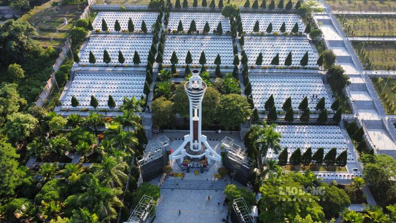 En juillet, le cimetière national des martyrs de Vi Xuyen a accueilli 19 000 personnes venues rendre hommage. Photo: Viet Bac