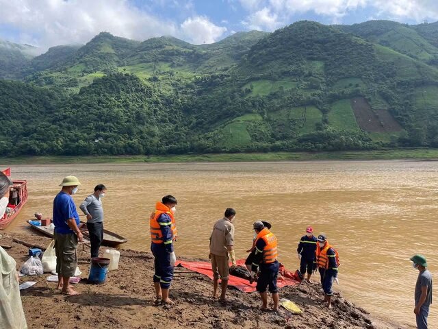 Les forces de l'ordre ont retrouvé le corps de l'homme qui a glissé et est tombé dans la rivière Đà. Photo: Police de la province de Sơn La