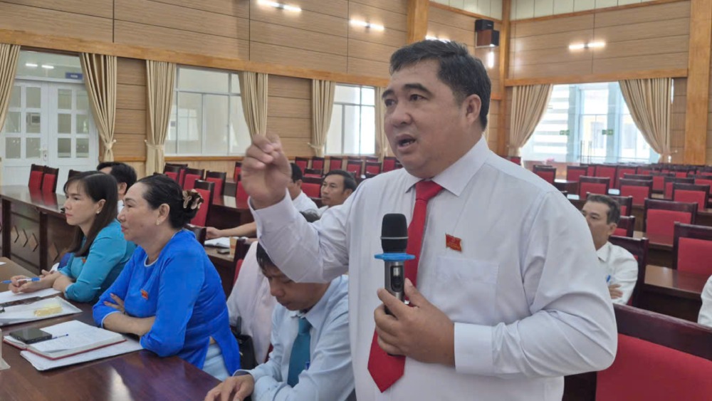 Delegates of the People's Council of Phu Quoc Special Economic Zone raised recommendations at the session. Photo: Khanh Van/ Phu Quoc Special Economic Zone General Service Center