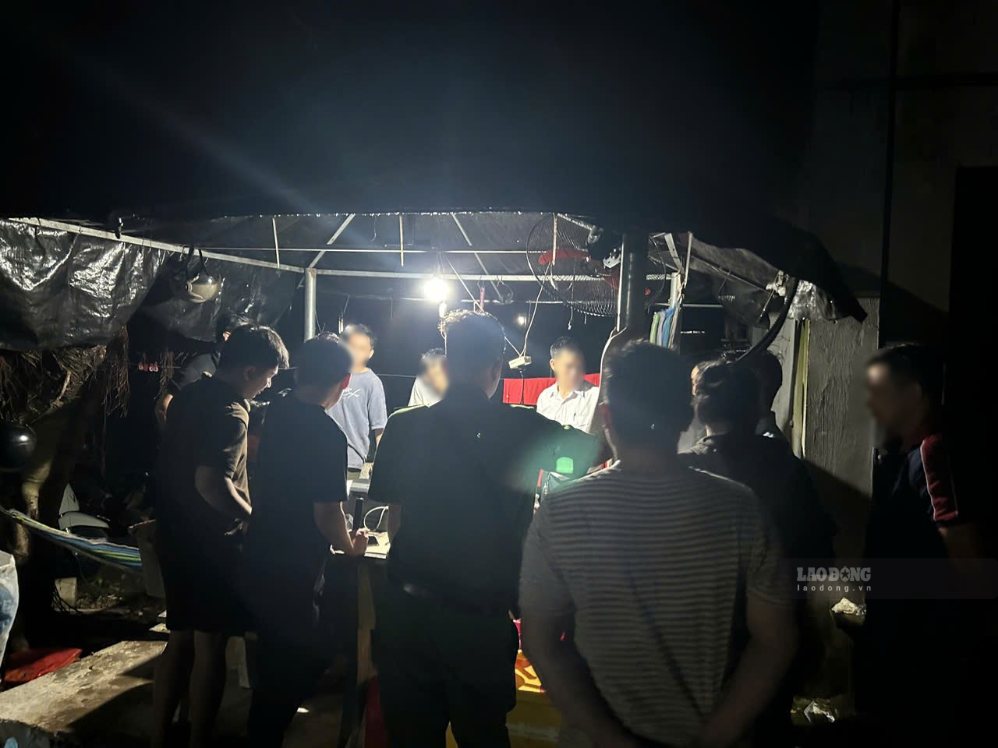 Cơ quan chức năng làm việc 2 trại heo nghi ngờ dương tính chất cấm tại khu phố Lộ 25, phường Dầu Giây, thành phố Đồng Nai. Ảnh: HAC