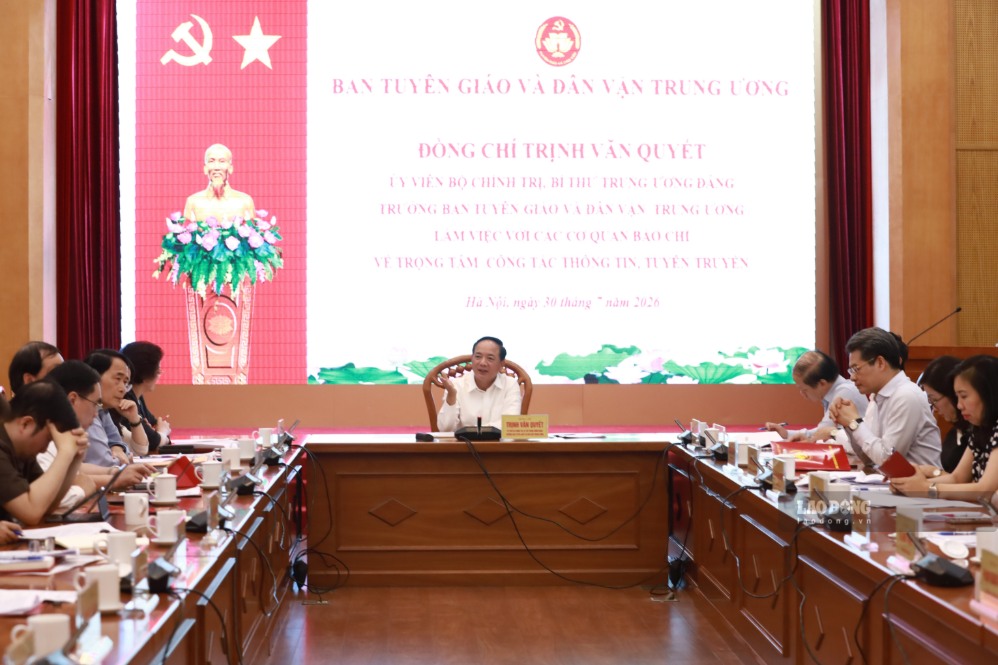 Le membre du Bureau politique, secrétaire du Comité central du Parti, chef de la Commission centrale de la propagande et de la mobilisation populaire, Trịnh Văn Quyết, travaille avec les organes de presse dans l'après-midi du 30 juillet. Photo: Duy Tuấn