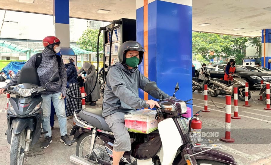 Mr. Hoang Van Son (Cau Giay ward, Hanoi) believes that the plan to support old motorbikes will help people have more motivation to switch to electric vehicles. Photo: Thanh Binh
